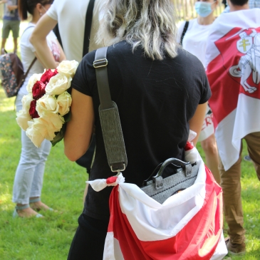 vrouw met wit rood witte vlag en bloemen